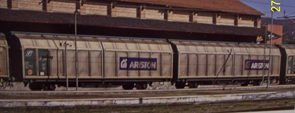 Carro Himrrs delle FS con logotipo "ARISTON"