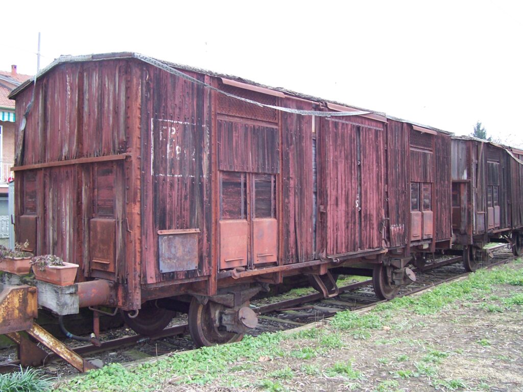 Carri F a doghe in legno verticali delle Ferrovie Padane.