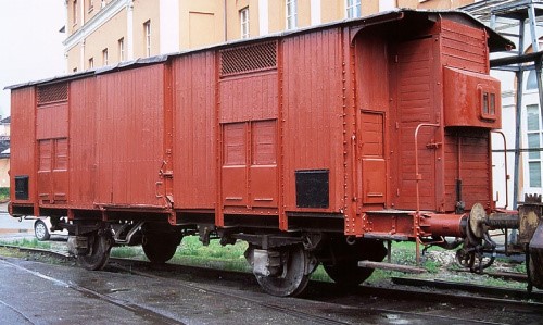 Il carro F con rivestimento a doghe in legno verticali.