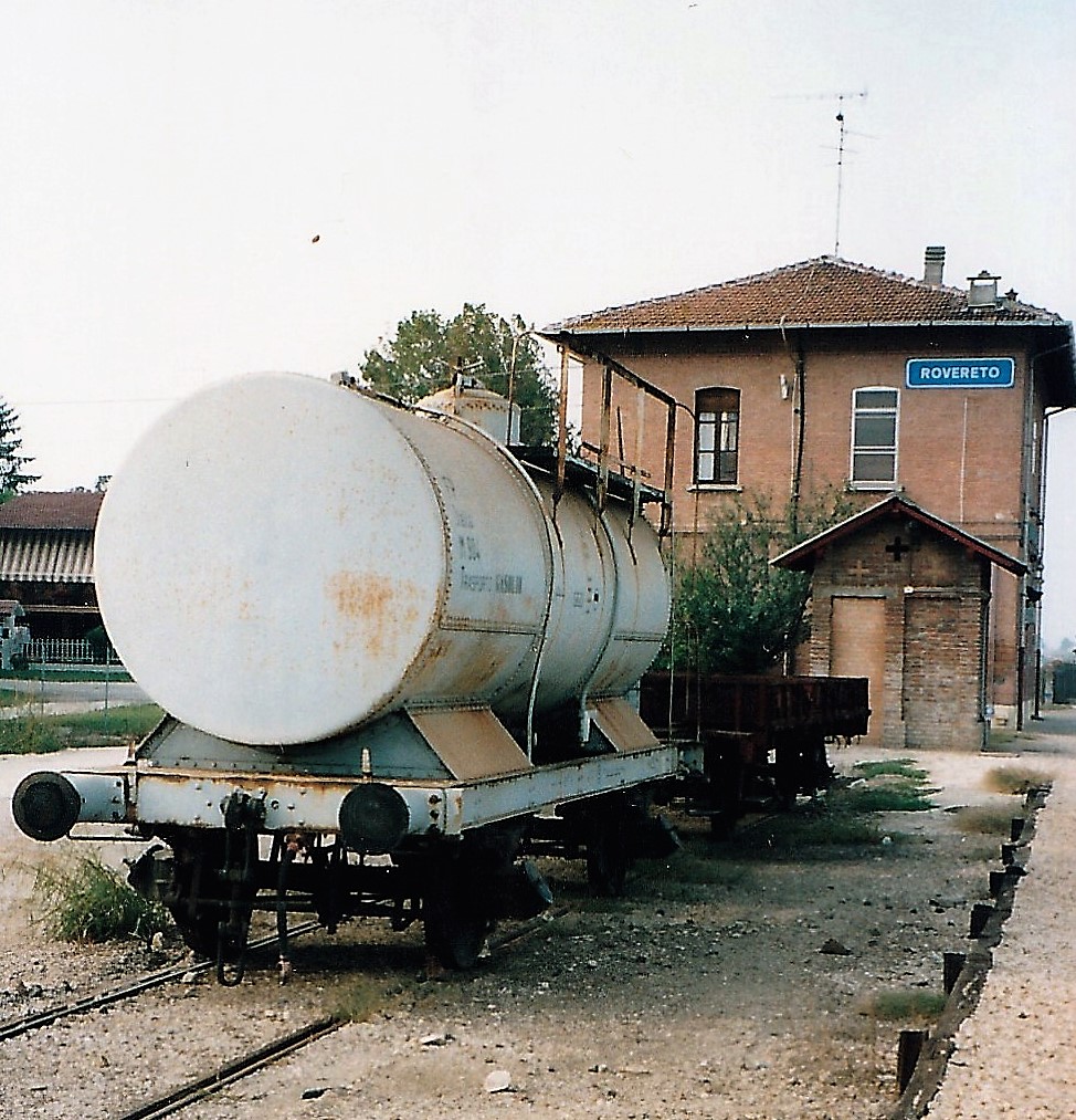 Carro cisterna tipo M con un carro pianale tipo P a Rovereto (FE).