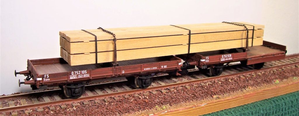 Il carico di tavole di legno è posto su due carri a bilico tipo Q.