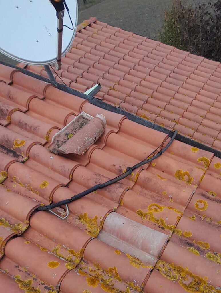 Cavi elettrici esposti all'esterno.