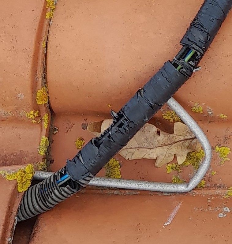 Tubo corrugato frantumato dalla grandine.