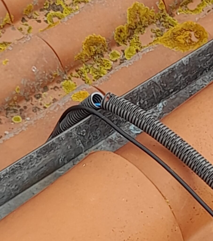 Cavo elettrico frantumato dalla grandine-