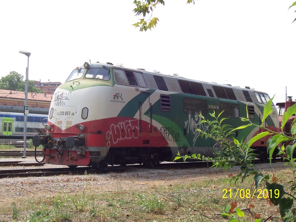 La ex DB 220 051 a Ferrara nel parco FER contrassegnata D 220 051 ER